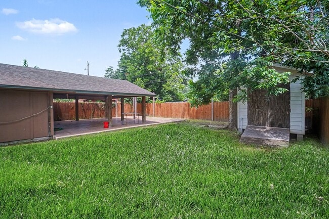 Building Photo - 2121 Hickory Ln