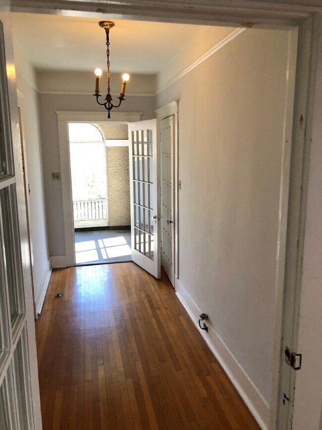 Building Photo - Large 1BD1BA w/ screened in porch