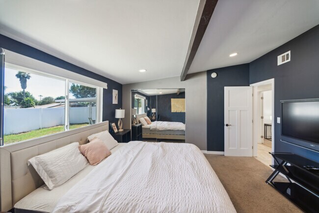 Sleep in luxury! This spacious bedroom features a king-size bed for the ultimate comfort - 9853 Saint George St