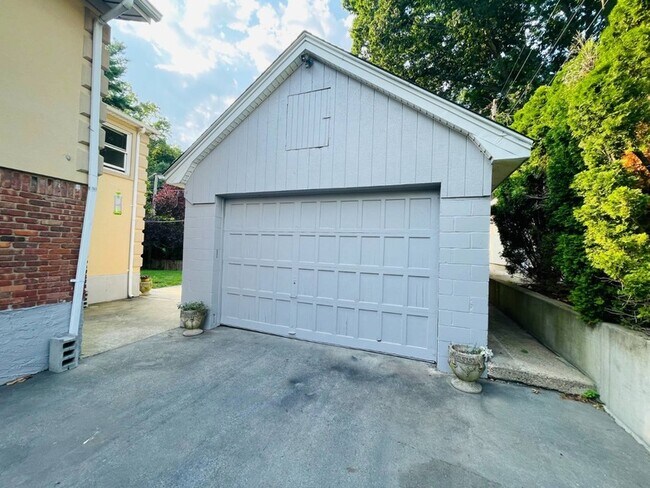 Building Photo - 146 Woolsey Ave