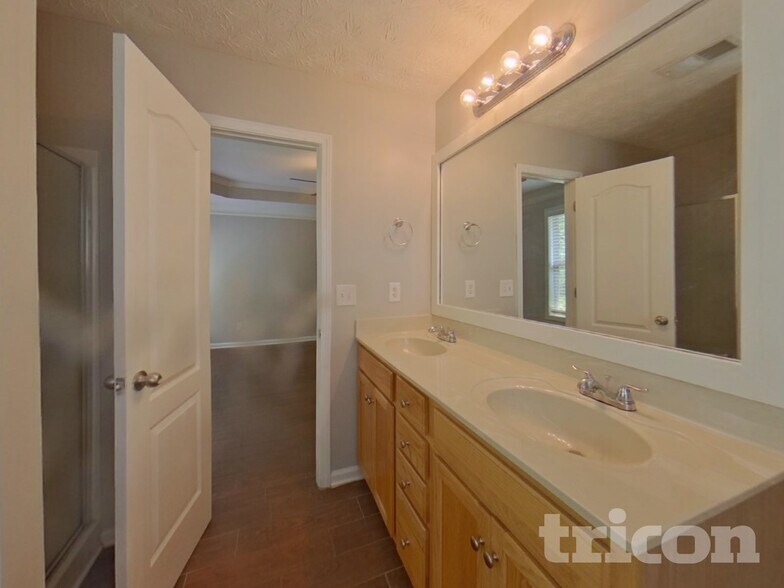 Building Photo - 1011 Buckeye Ln