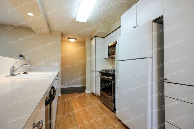 Building Photo - 14210 SW Rochester Dr