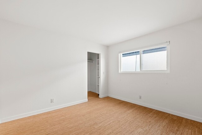 Building Photo - Gorgeous 3+3 Private Single Family Townhou...