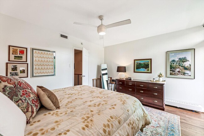Building Photo - Chic Two-Level Condo in Prime SW Waterfront Location
