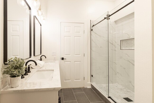 Building Photo - 1102 Ashdale Dr