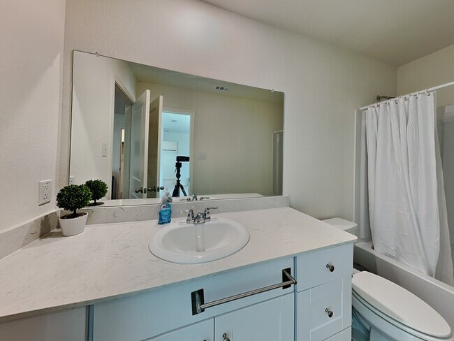 Building Photo - 14141 Emeric St