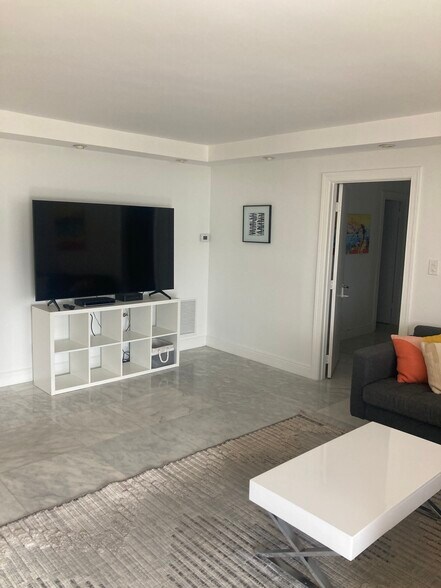 Building Photo - 9225 Collins Ave