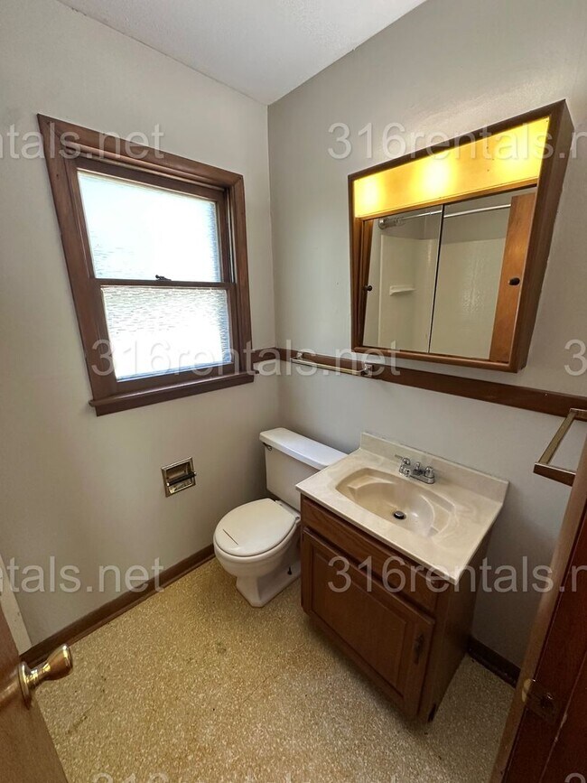 Building Photo - $925 - 2 bed 1 bath - Single Family Home
