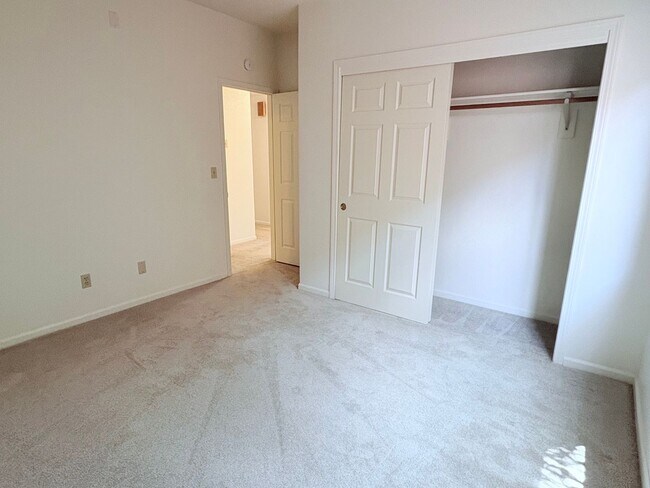 Building Photo - Spacious 2bd/2bath + Den home in gorgeous community (there's a lake!)