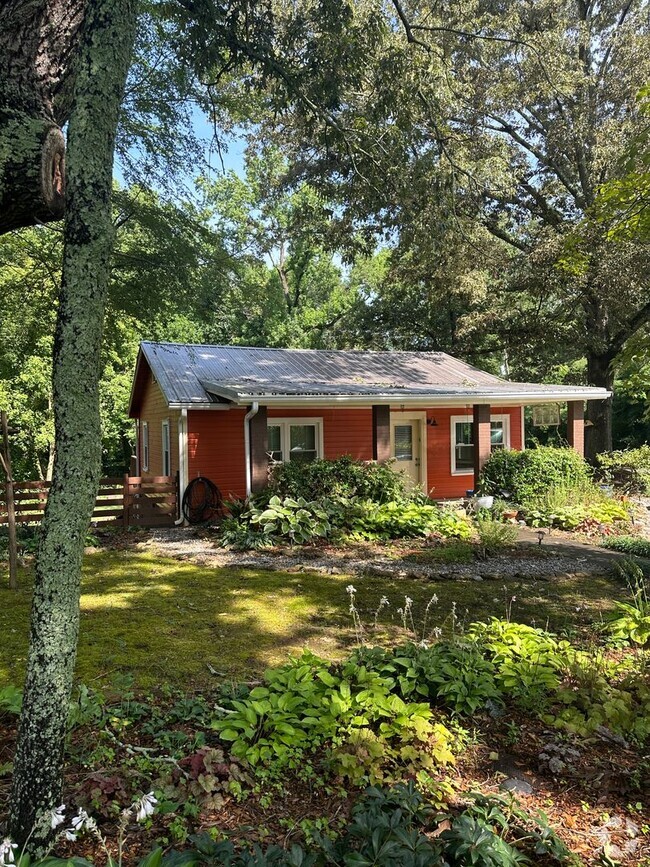 Building Photo - 2 bedroom / 2 bathroom East side Cottage