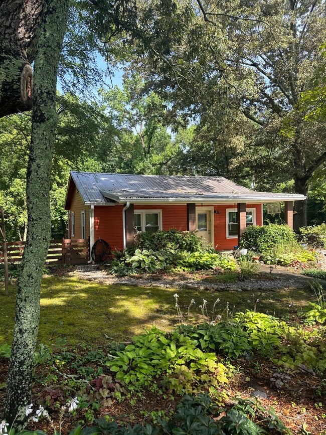 Primary Photo - 2 bedroom / 2 bathroom East side Cottage