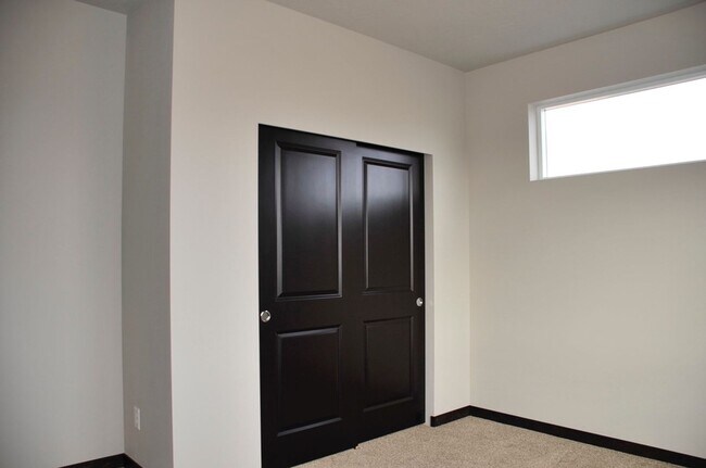 Building Photo - Woodbridge South Neighborhood 3/2