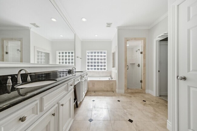 Building Photo - 3243 N Pemberton Cir Dr