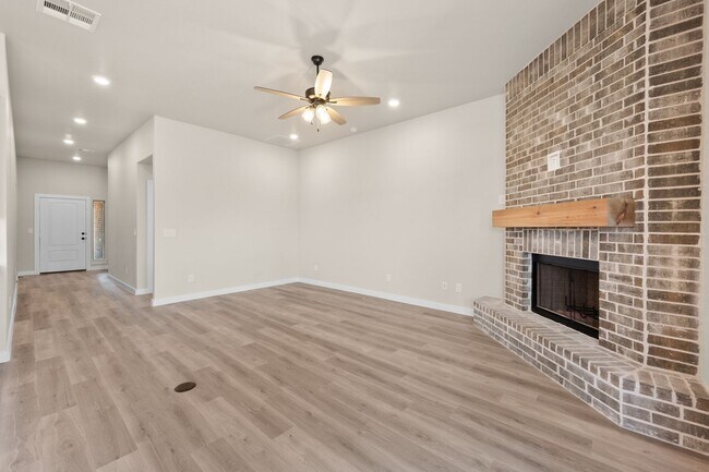 Building Photo - 4 Bedroom Rental Available July 7th in Lub...