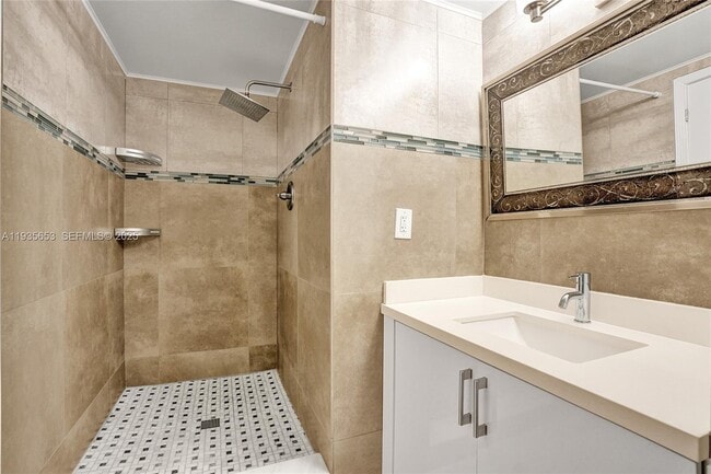 Building Photo - 2500 Parkview Dr