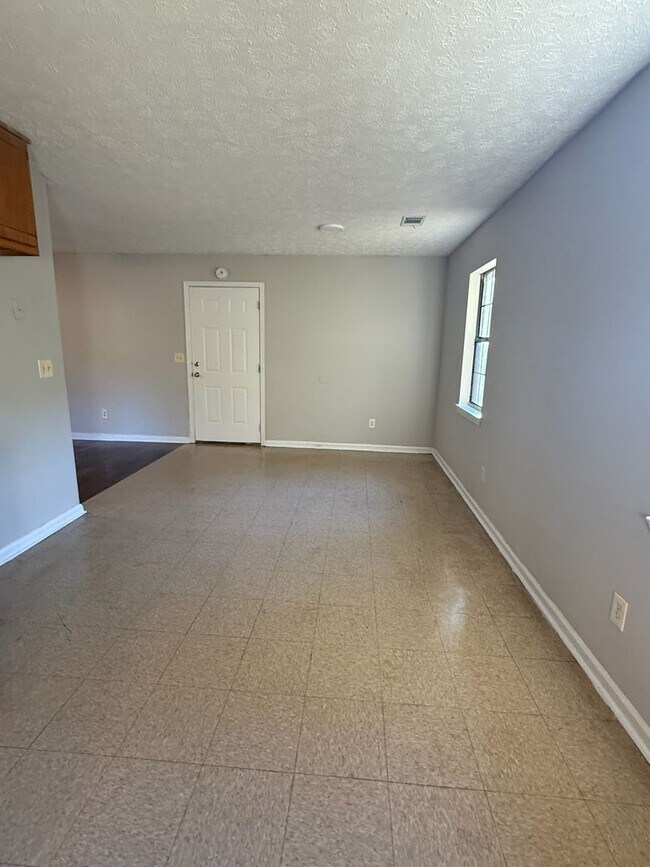 Building Photo - Charming 3 bedroom 1 bath house