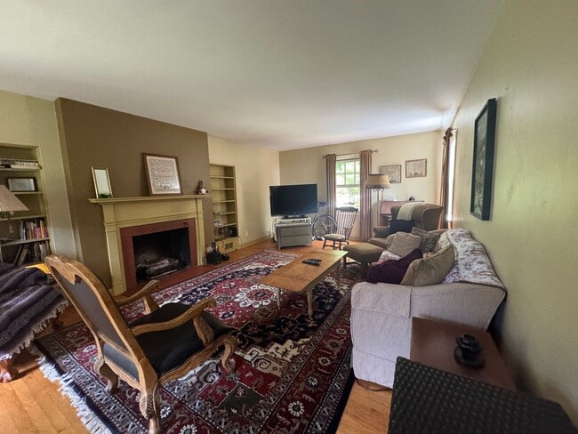 Building Photo - Beautifully Furnished Three Bedroom Home
