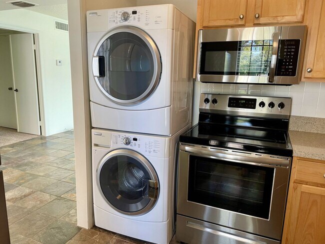 Building Photo - Stunning 1 Bedroom in the Heart of Biltmore