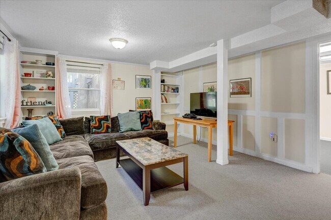 Building Photo - 102A White Oak Dr