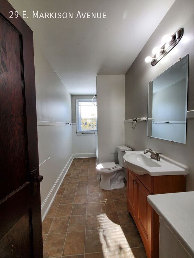 Building Photo - Spacious Townhome with Original Features A...