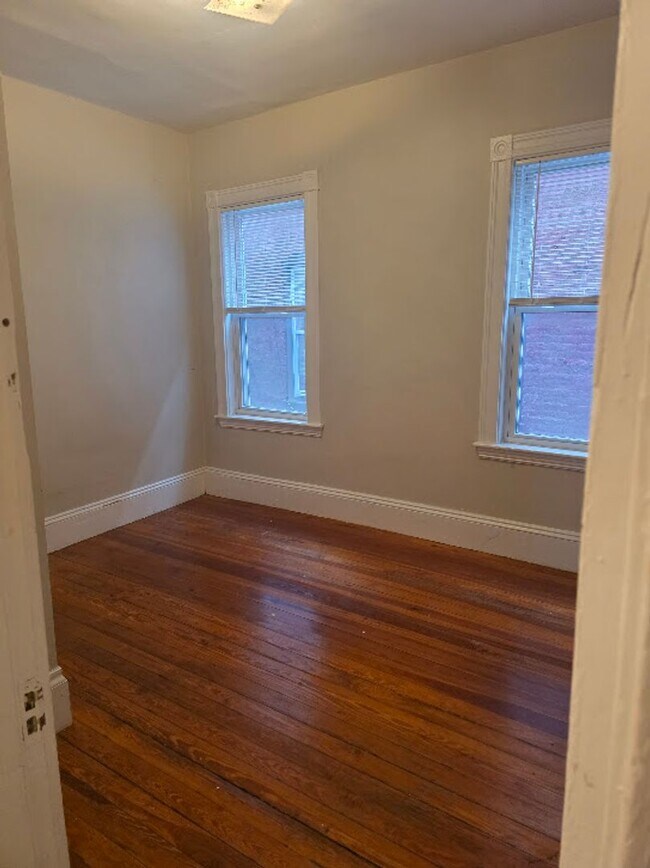 Building Photo - 4-bed Oak Square Brighton