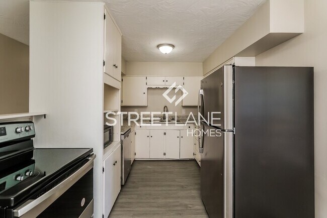 Building Photo - NOW OFFERING FIRST FULL MONTH FREE!!