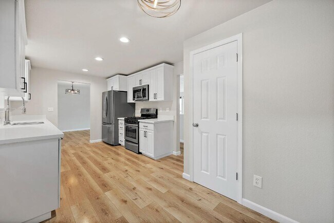 Building Photo - Renovated Tacoma Home with A/C, Huge Den, Bonus Office & Fully Fenced Yard!