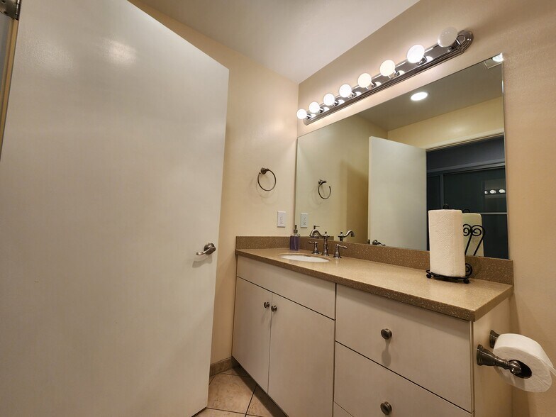 Building Photo - 13941 Sherman Way