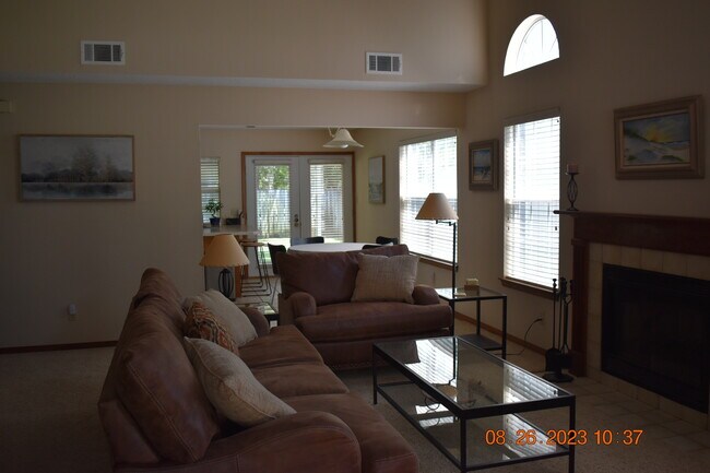 Living area - 3126 Station Ct