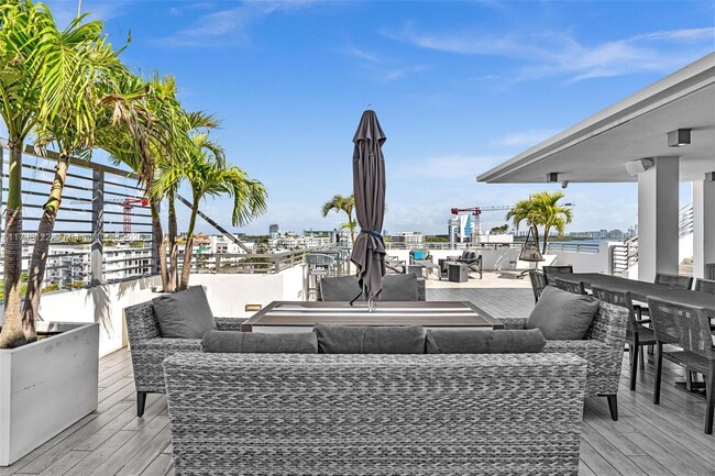 Building Photo - 9901 E Bay Harbor Dr