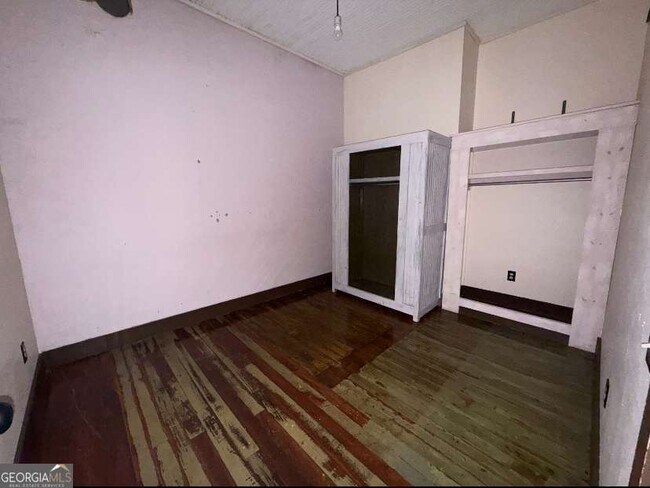 Building Photo - 359 Railroad St