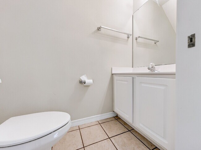 Building Photo - "Charming 2-Bed Townhouse Retreat on Scenic Oak Ln!"