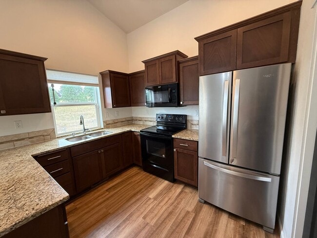 Building Photo - New Listing! Beautiful 4 Bed / 3 Bath Home...