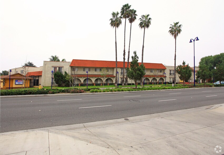 Primary Photo - La Corona Apartments