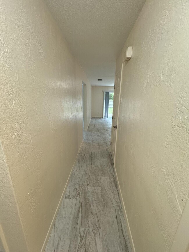 Building Photo - 970 Butia St