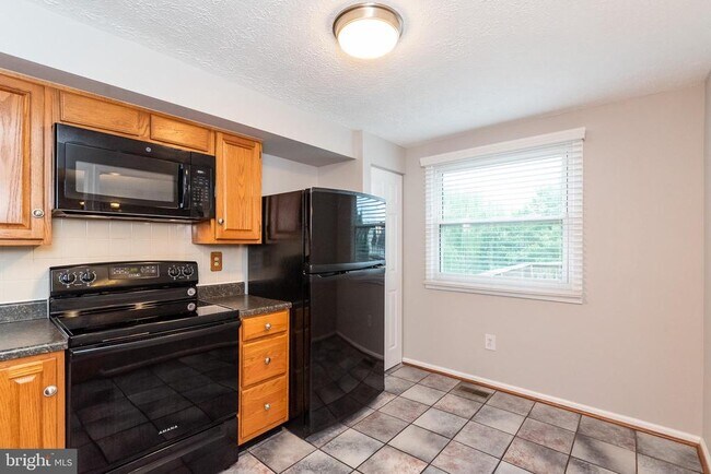 Building Photo - 3348 Raccoon Ct