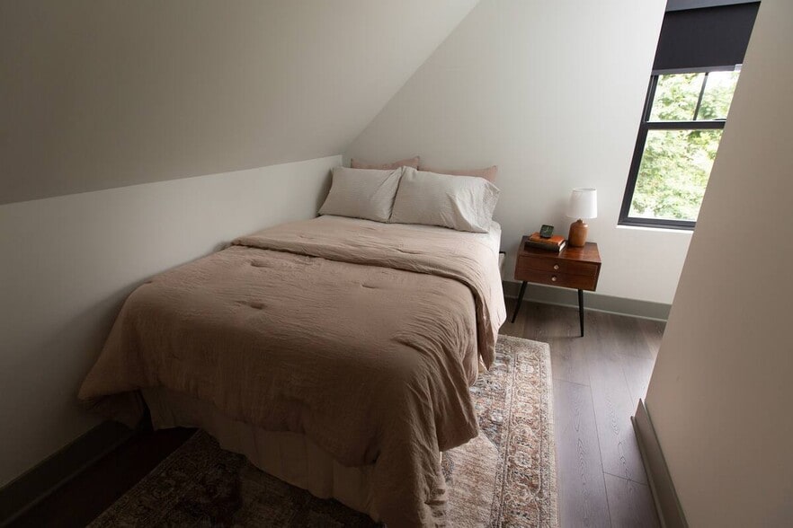 Comfortable, modern bedroom - 18115 Nottingham Rd