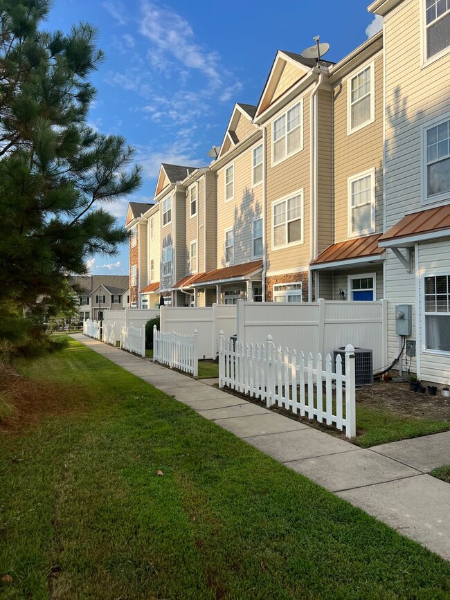 Building Photo - Spacious, Charming 3 Story End Townhome fe...