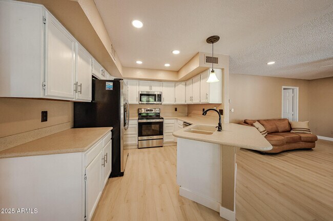 Building Photo - 5440 W Beryl Ave