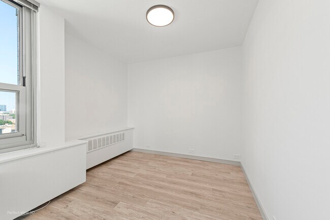 Building Photo - 1255 N Sandburg Terrace