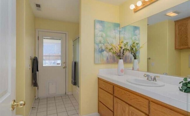 Building Photo - 3bd 2ba