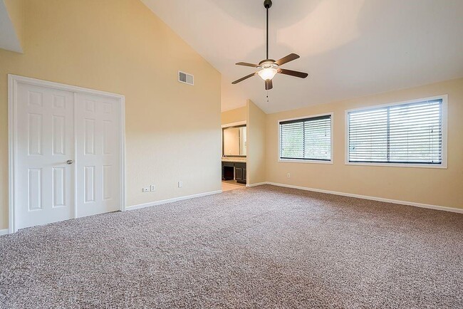 Building Photo - 2039 Shorewood Ln