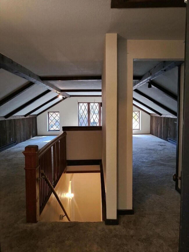 Building Photo - Large Historic 3 Bed House,