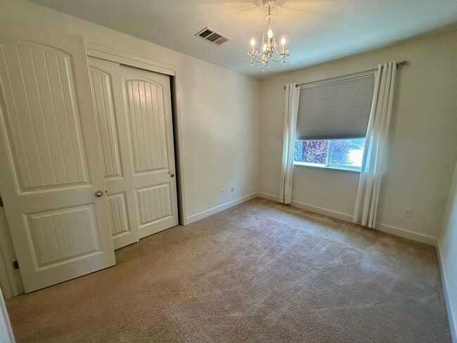 Building Photo - Ideal 4 bedroom home, walking distance to ...