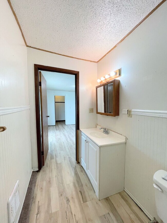 Building Photo - 3 Bed, 2 Bath in South Hutchinson