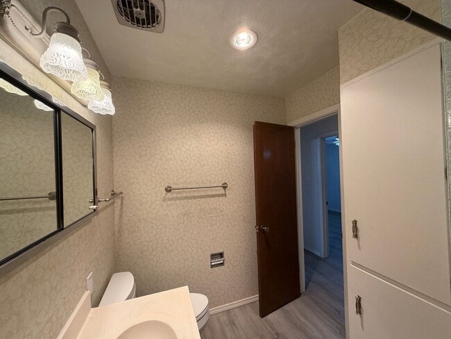 Building Photo - 2,800Sq Foot, 5 Bedroom Single Story Home Available Near Eubank Blvd NE & Copper Ave NE!