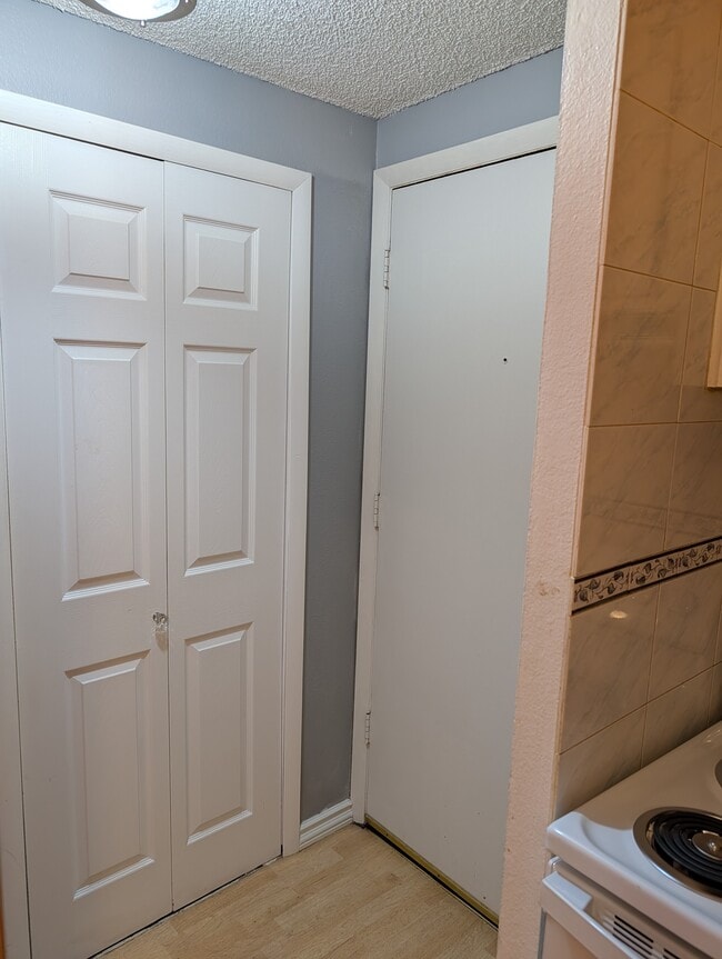 Building Photo - 1302 S Parker Rd