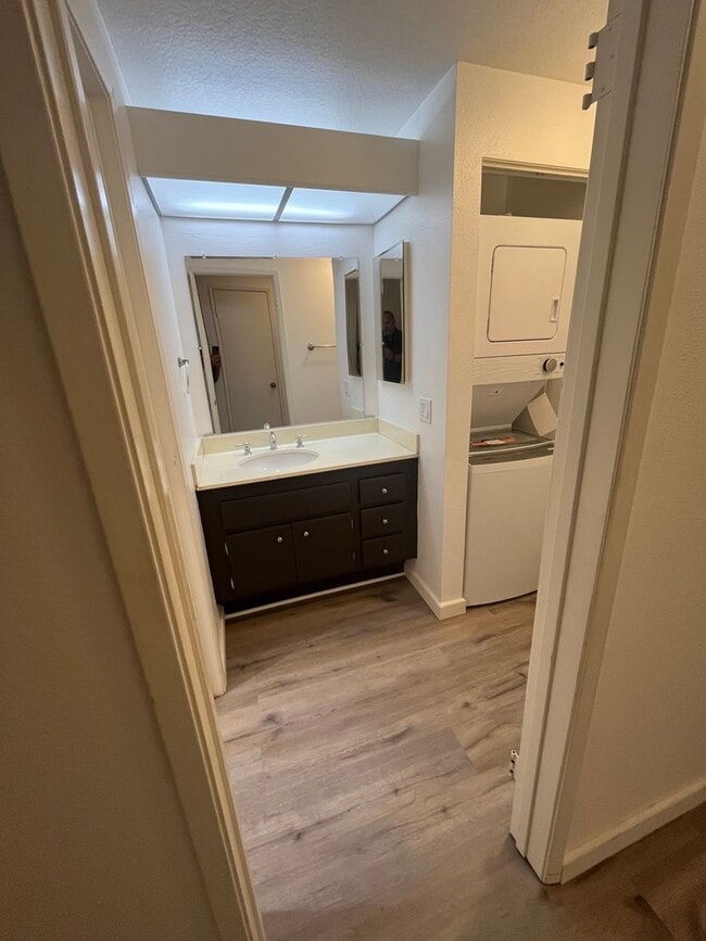 Building Photo - Camelot Community Downstairs 2 Bedroom Con...