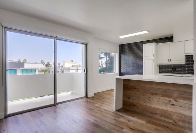 Building Photo - 435 N Oakhurst Dr