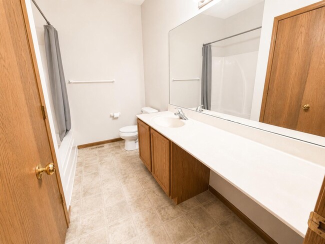 Building Photo - 4006 Meadow View Dr